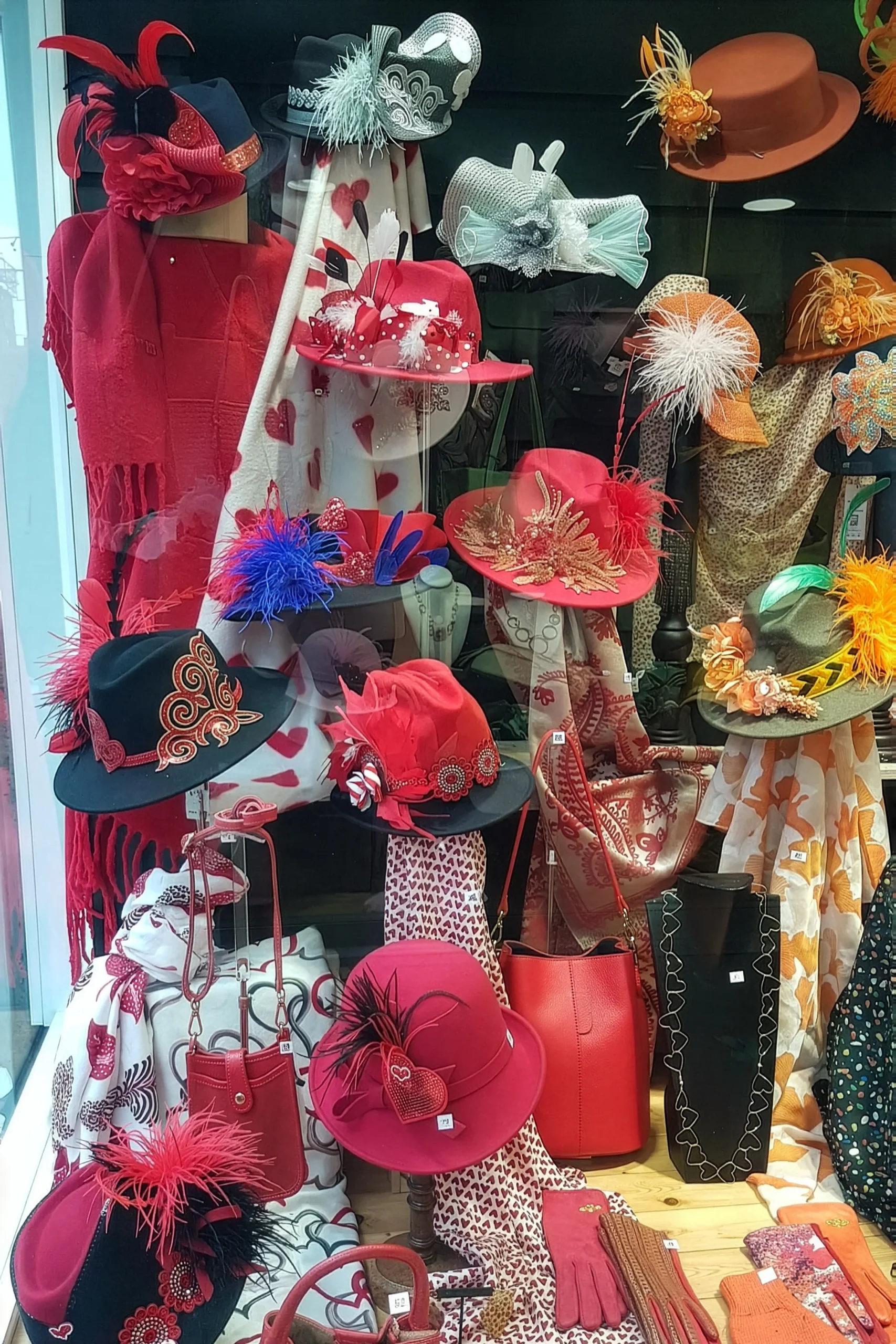 Vitrine Carnaval à Binche avec chapeaux personnalisés pour le folklore local