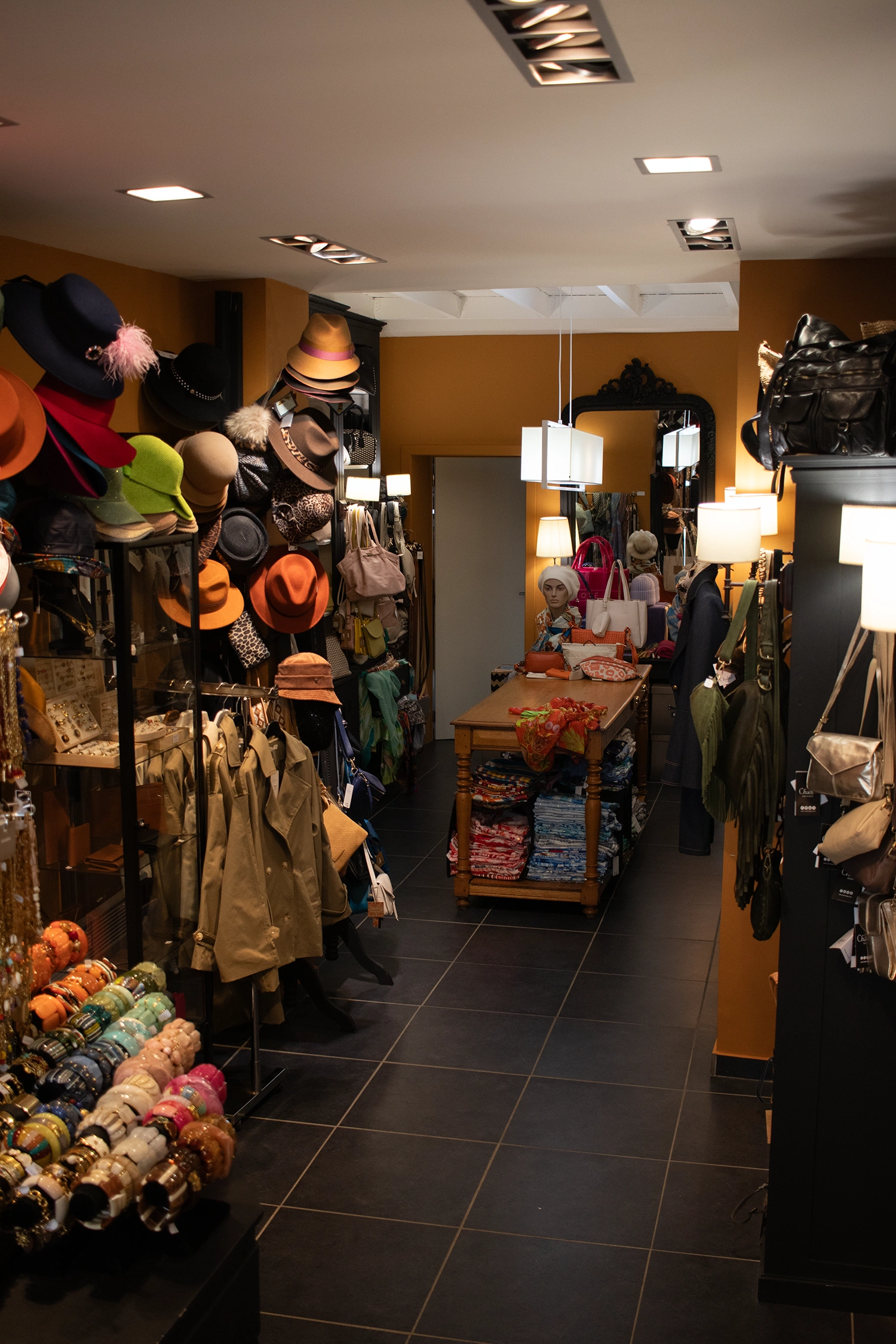 Intérieur du magasin de Yves Groise Accessoires